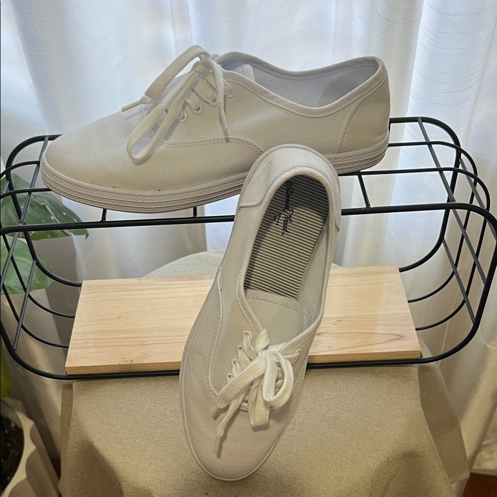 Universal Thread White Canvas Sneakers